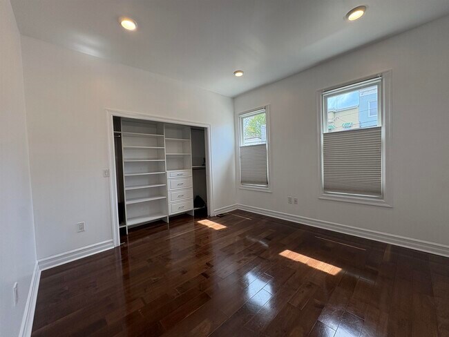 Building Photo - 232 Bowers St