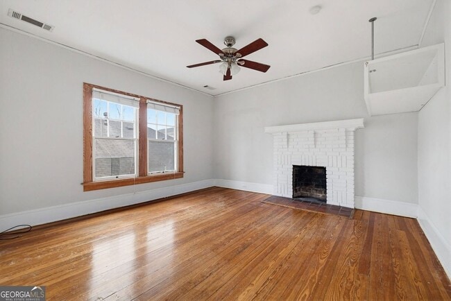 Building Photo - 114 E Maple St