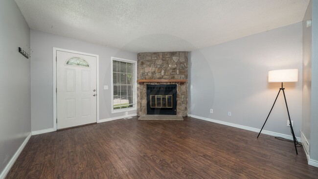 Building Photo - End Unit Townhome in Victoria Village