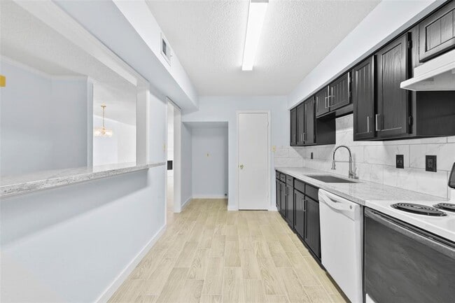 Building Photo - 8335 Ariel St