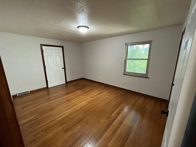Building Photo - 3063 Sunset Dr - A