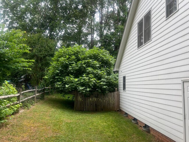 Building Photo - **West Durham 5bd / 3.5ba Oasis**