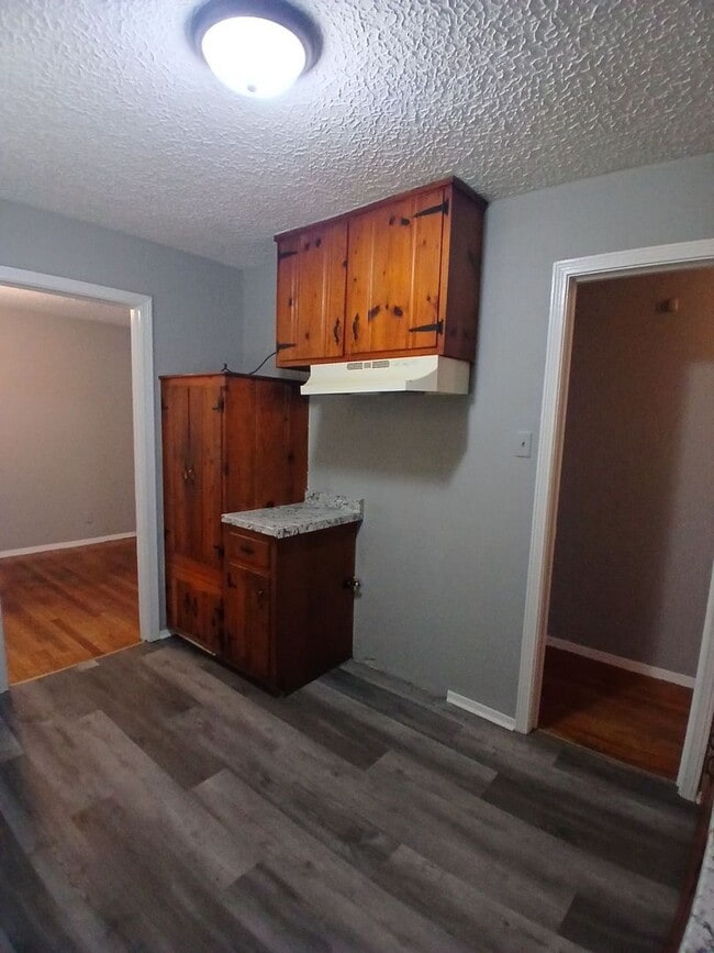 Building Photo - Charming 3 bedroom home - Open To Section 8