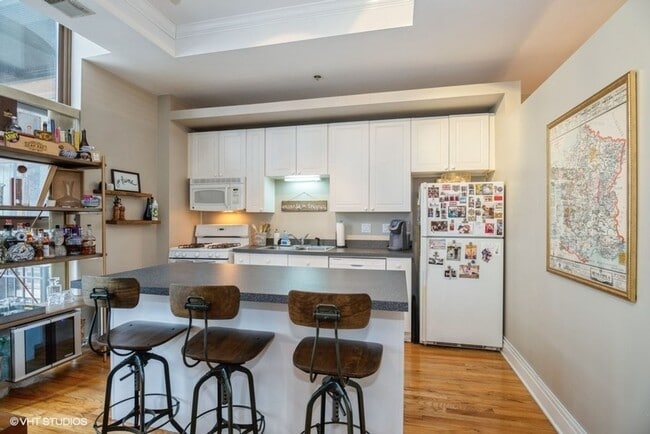 Building Photo - Spacious 1 Bed, 1 Bath in the Loop