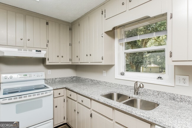 Building Photo - 185 Heritage Way