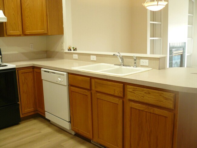 Building Photo - 2 Bedroom, 1.5 Bath Townhome