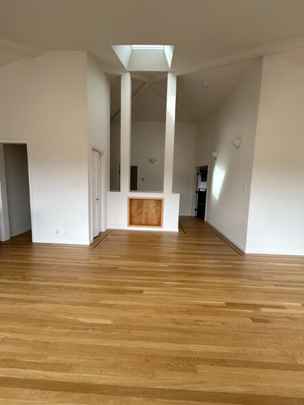 Building Photo - 761 2nd Ln