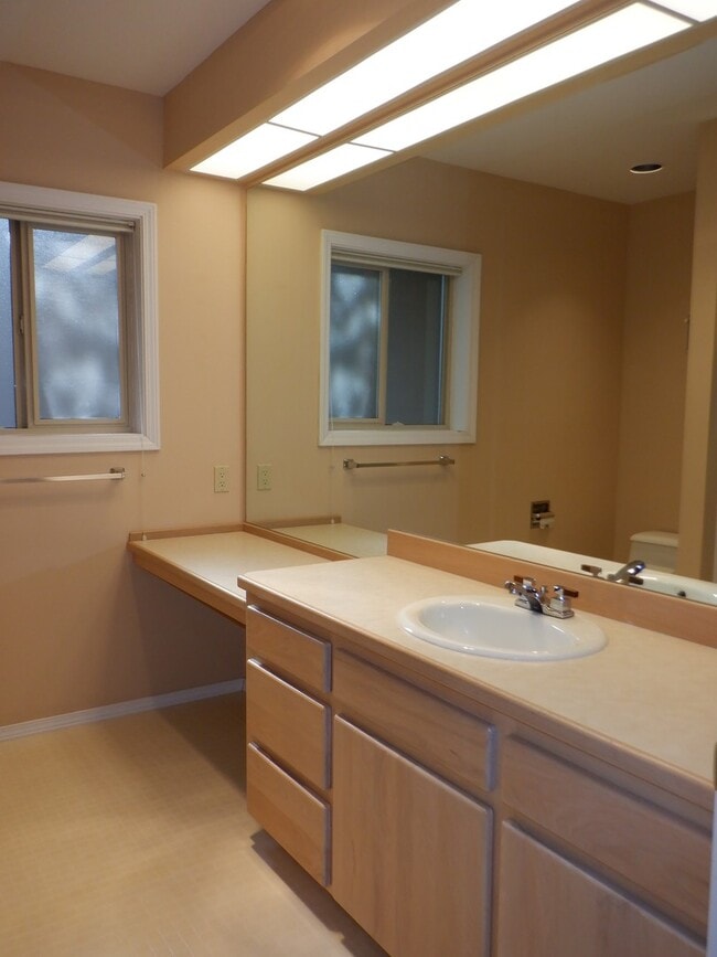 Building Photo - 3 Bed/2 Bath In River's Edge Community - G...