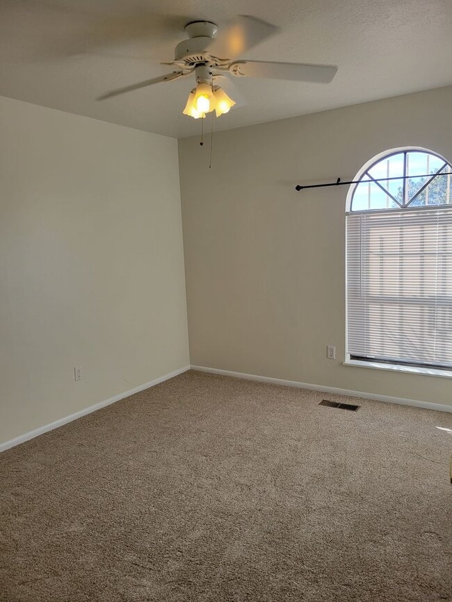 Building Photo - Beautiful 3 Bed 2 Bath 2 Car Garage just E...