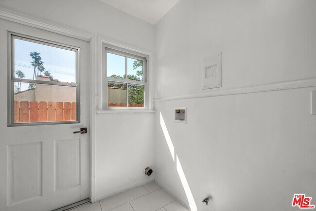 Building Photo - 1091 Palm Terrace