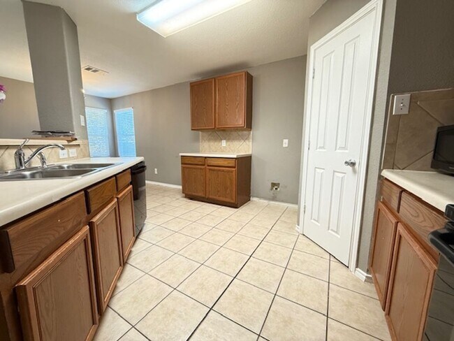 Building Photo - Nice 3 bedroom 2 Bath One Story Home..Avai...