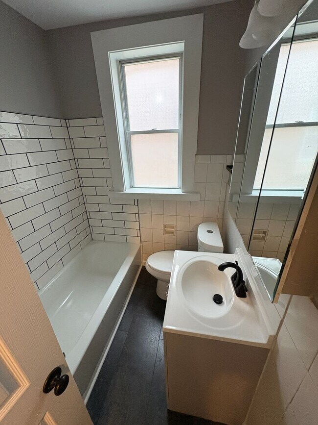 Building Photo - Christy 1