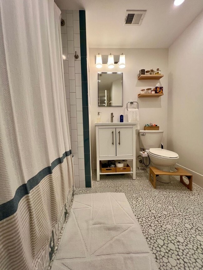 Building Photo - Gorgeous 2-Bed/2-Bath Condo in the Heart of Old City! Available August 1st!