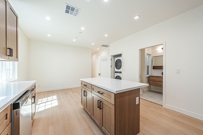 Building Photo - Modern Upstairs 3-Bed/2-Bath at 4222 – Two...