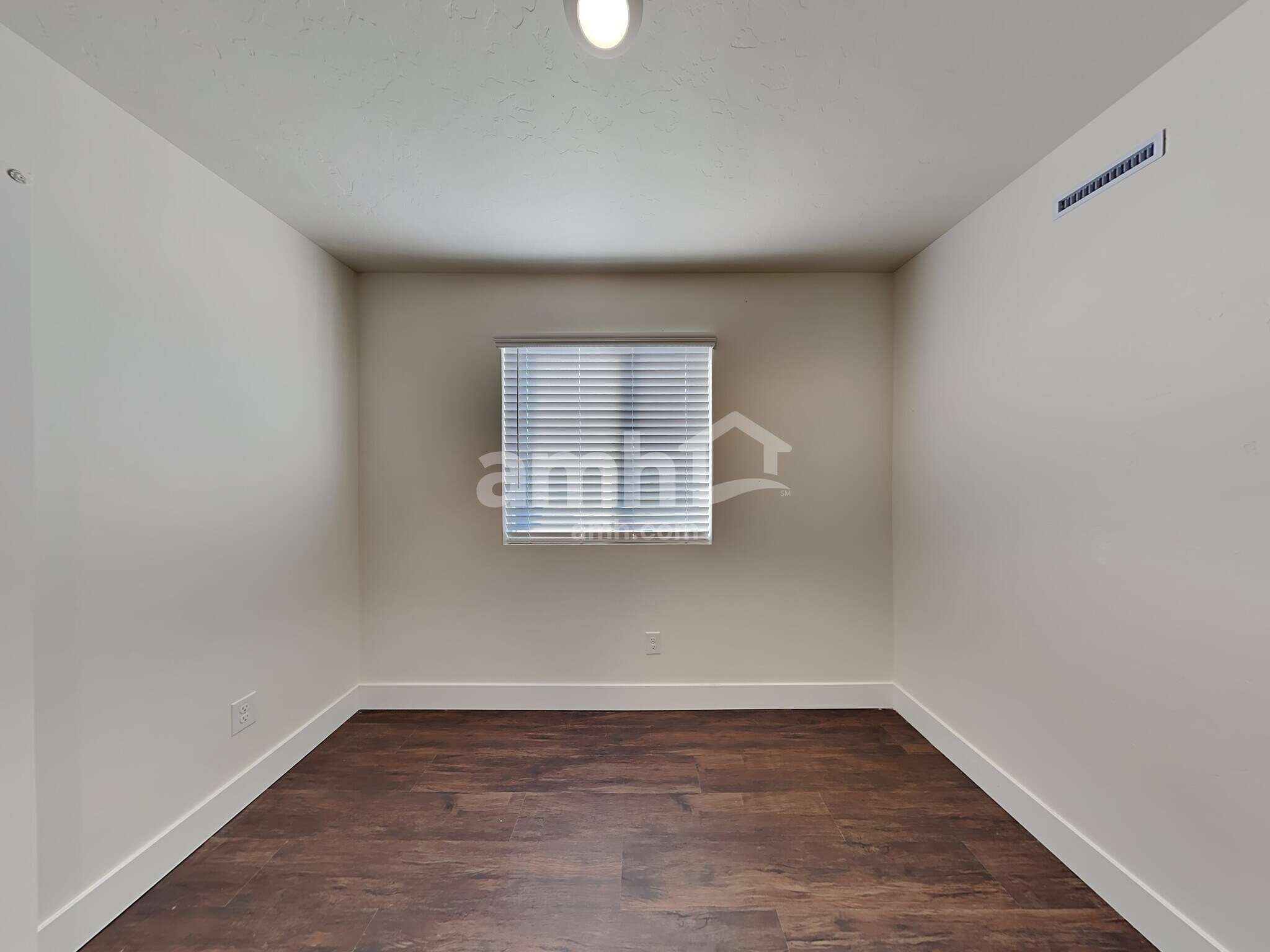 Building Photo - 1304 N Barkvine Ave