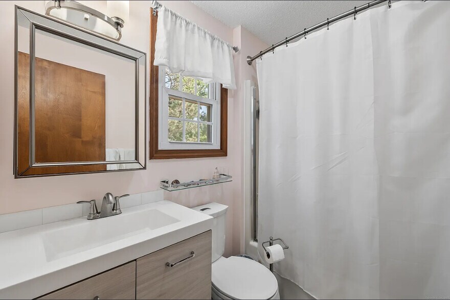 Building Photo - 1293 New Britain Ave