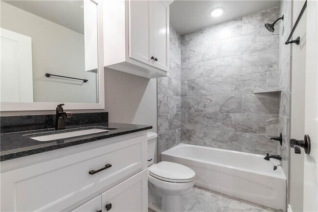 Building Photo - Gorgeous 4 bed 3 bath home in East Edmond-...