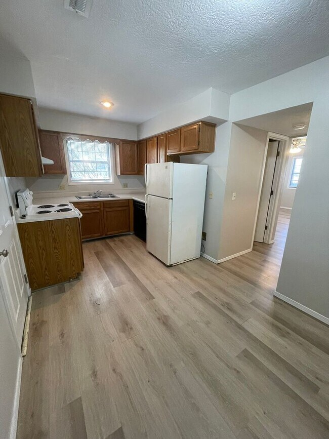 Building Photo - 531-B N Oak Grove Ave