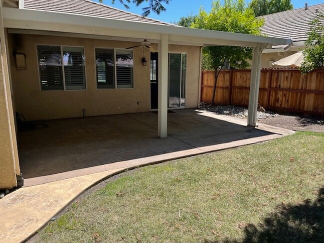 Building Photo - Desirable 3 bedroom 2 bath Home in Roseville