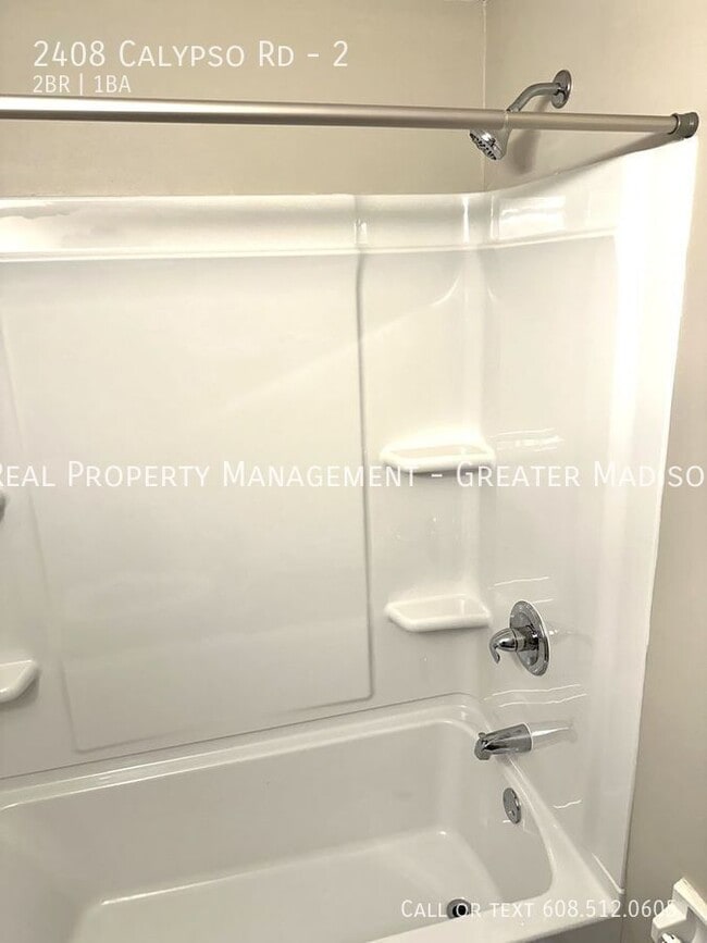 Building Photo - Awesome remodeled 2 bedroom apartment on M...