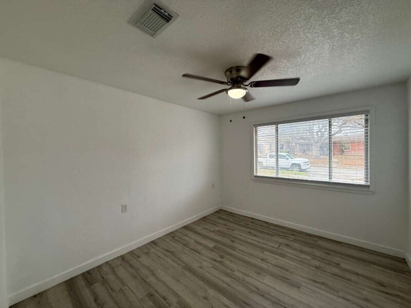 Building Photo - 202 Mink Dr