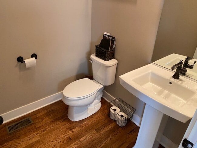 Building Photo - Craftsman Inspired 3 Bed/ 2.5 Bath Home in Cleveland Park, Fenced Yard, Pet Friendly, Screened Po...