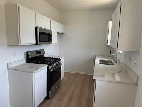 Building Photo - 400 7th St