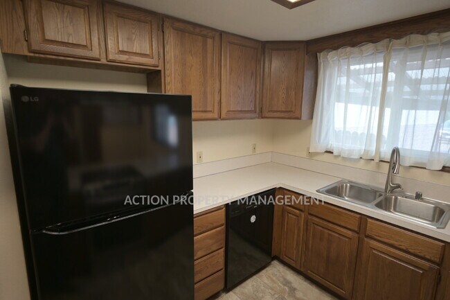 Building Photo - 2 bed 2 bath 1 car garage duplex in Sequim