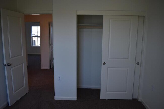 Building Photo - 1316 eagle crest court