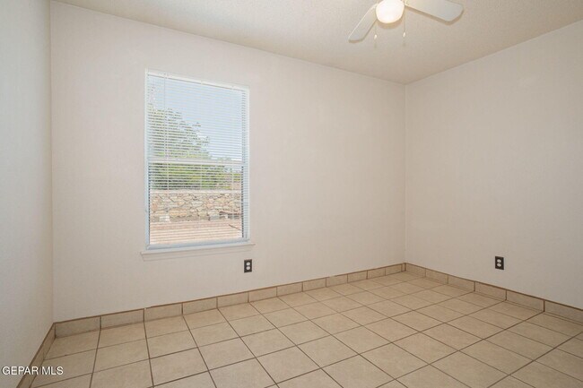 Building Photo - 2352 Tierra Blanda Dr
