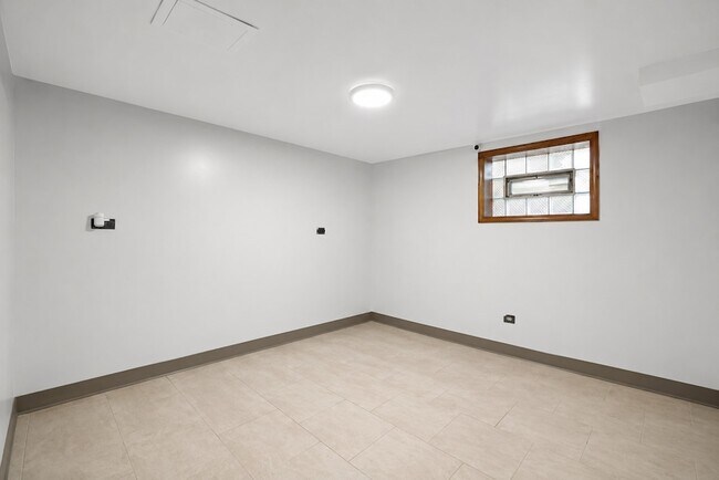 Building Photo - 6452 S Knox Ave