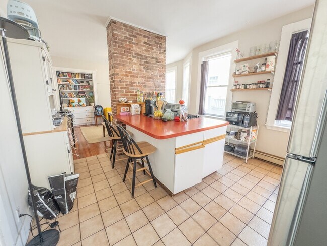 Building Photo - 589 Franklin St