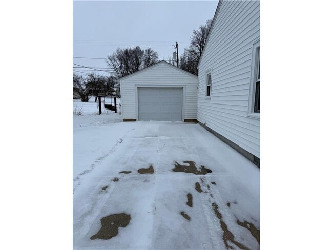 Building Photo - 320 E Main St