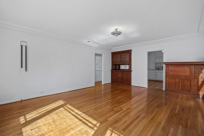 Building Photo - Enchanting Bungalow w/English Flower Garden in Venice- 2 Bedrooms 1 Bath