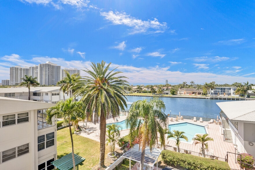 Building Photo - 3113 S Ocean Dr