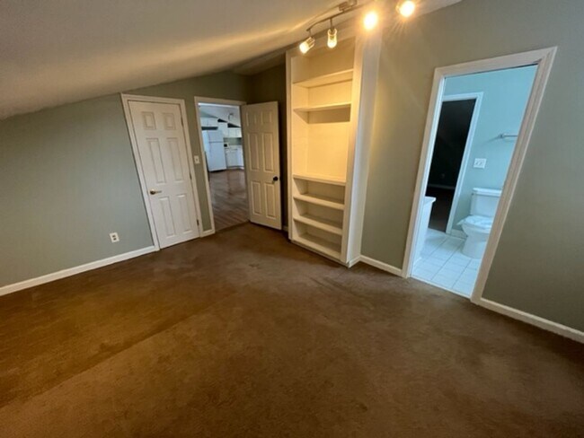 Building Photo - 883 Monroe Dr NE