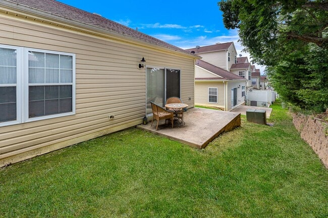 Building Photo - Available for a 6 month lease term!