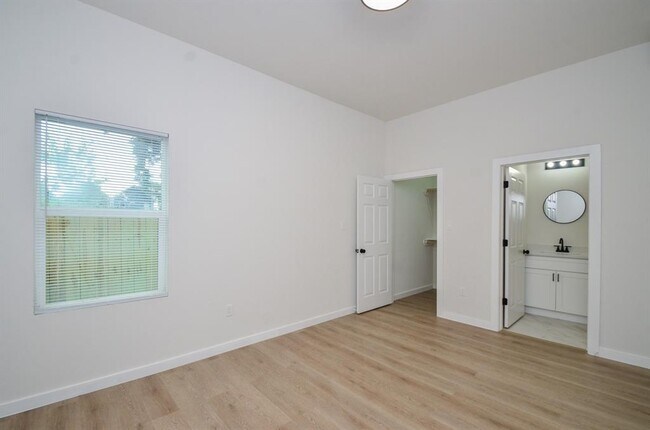 Building Photo - 405 Clearwater St