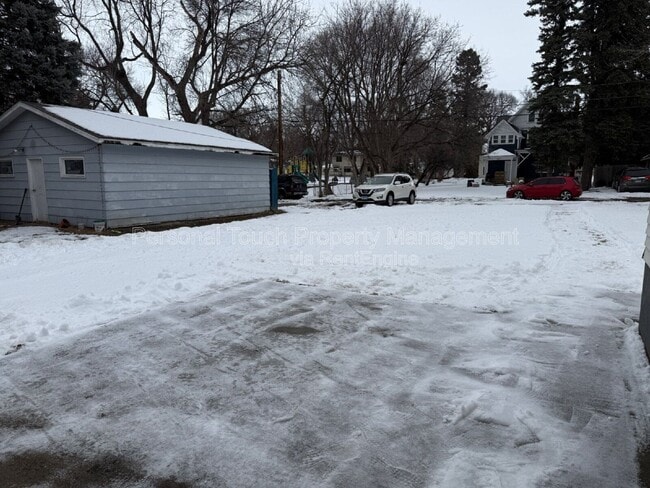 Building Photo - 606 5th St S