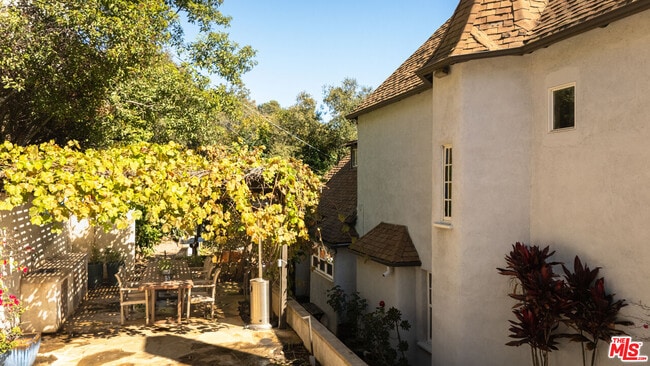 Primary Photo - 2829 Beachwood Dr