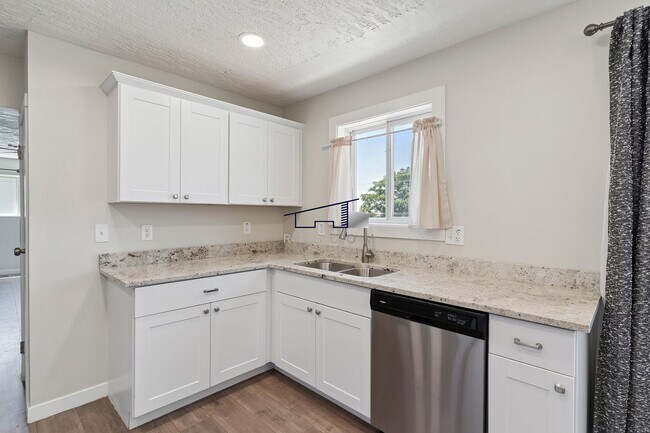 Building Photo - Updated North Ogden 4 Bedroom 2 Bathroom Home!