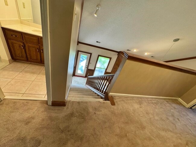 Building Photo - 2025 Mt Badon Ln