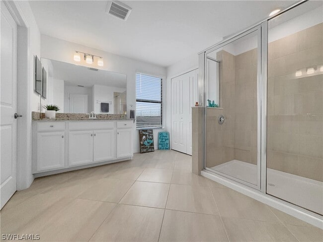 Building Photo - 3319 Menores Wy