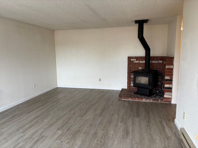 Building Photo - 717-719 SE Centennial St