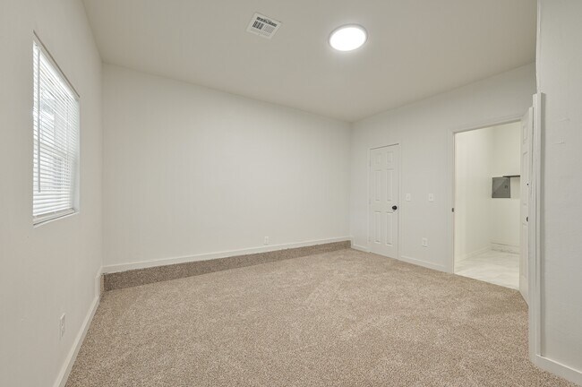 Building Photo - 2525 SE 47th St