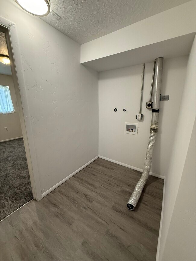 Building Photo - 451 N Montgomery St