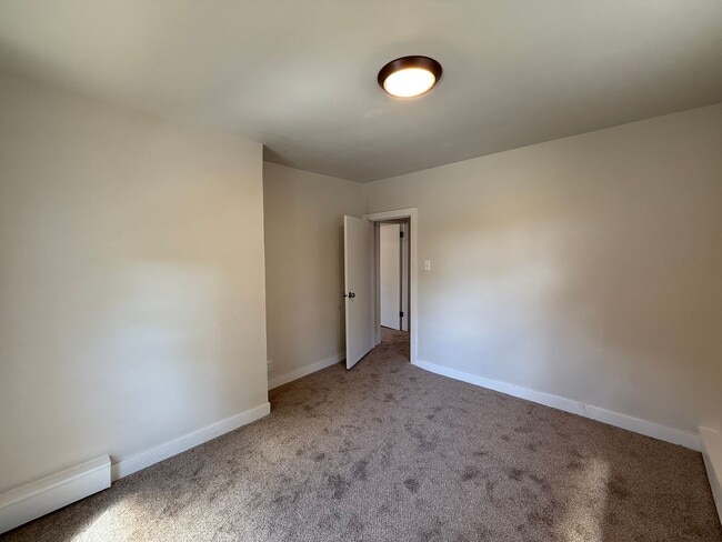Building Photo - 5 Bed 2 Bath Single Family Home- Shawano Wi