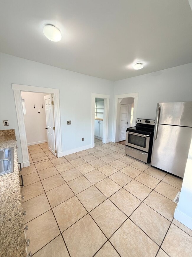 Building Photo - 1308 E 11th Ave