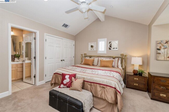 Building Photo - 3004 Lusitana Dr