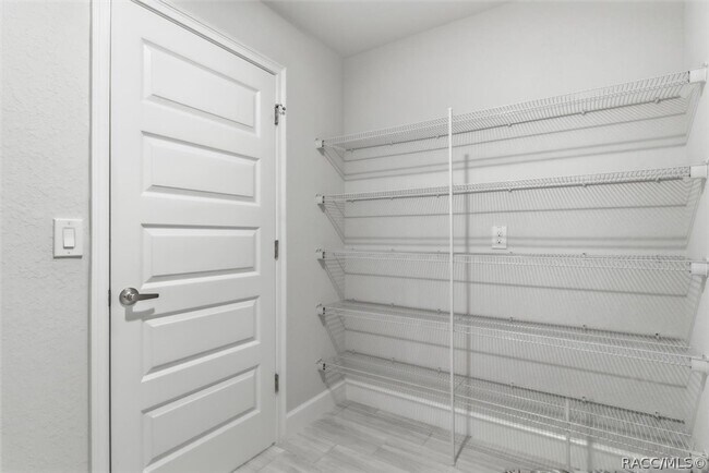 Building Photo - 336 W Rexford Dr